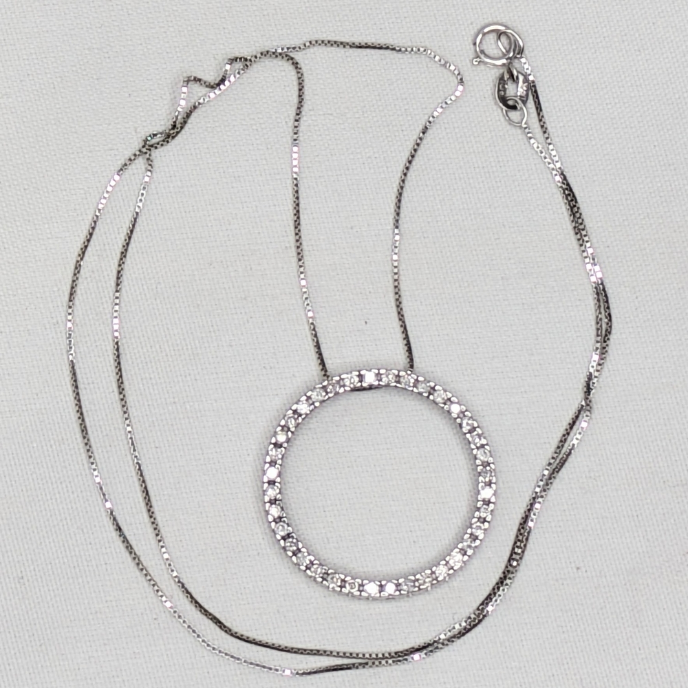 14k White Gold Diamond Circle Pendant Necklace